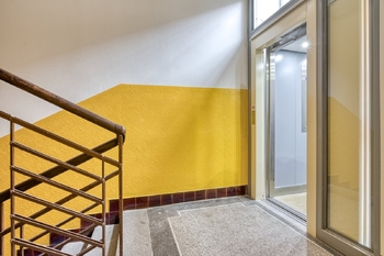 Schodiště s výtahem - Prodej bytu 2+kk v osobním vlastnictví 44 m², Praha 3 - Žižkov