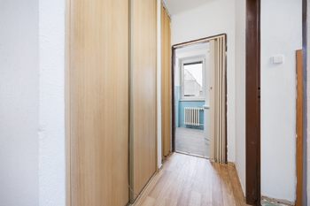 Chodba se skříní - Prodej bytu 3+1 v osobním vlastnictví 67 m², Kostelec nad Černými lesy