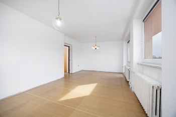 Obývací pokoj - Prodej bytu 3+1 v osobním vlastnictví 67 m², Kostelec nad Černými lesy