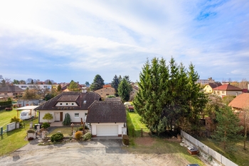 Výhled z lodžie - Prodej bytu 3+1 v osobním vlastnictví 67 m², Kostelec nad Černými lesy