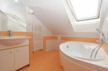 Koupelna s vanou, umyvadlem se skříňkou, zrcadlem, místem na pračku a úložné prostory. - Pronájem bytu 3+kk v osobním vlastnictví 82 m², Praha 9 - Čakovice