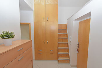 Vstupní chodba s vestavnou šatní skříní, vestavným botníkem ve schodišti a patrem. - Pronájem bytu 3+kk v osobním vlastnictví 82 m², Praha 9 - Čakovice