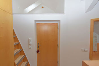 Vstupní chodba s vestavnou šatní skříní, vestavným botníkem ve schodišti a patrem. - Pronájem bytu 3+kk v osobním vlastnictví 82 m², Praha 9 - Čakovice