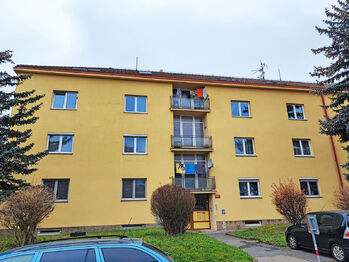 Pohled na dům z ulice Otavská.  - Pronájem bytu 3+kk v osobním vlastnictví 82 m², Praha 9 - Čakovice