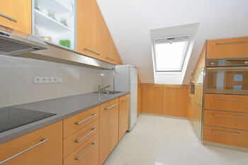 Kuchyňský kout včetně vestavných spotřebičů. - Pronájem bytu 3+kk v osobním vlastnictví 82 m², Praha 9 - Čakovice