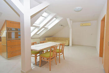 Kuchyňský kout, jídelní kout a obývací pokoj.  - Pronájem bytu 3+kk v osobním vlastnictví 82 m², Praha 9 - Čakovice