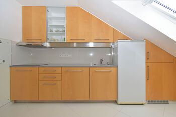 Kuchyňský kout včetně vestavných spotřebičů. - Pronájem bytu 3+kk v osobním vlastnictví 82 m², Praha 9 - Čakovice