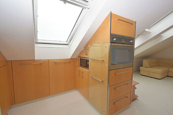 Kuchyňský kout včetně vestavných spotřebičů. - Pronájem bytu 3+kk v osobním vlastnictví 82 m², Praha 9 - Čakovice