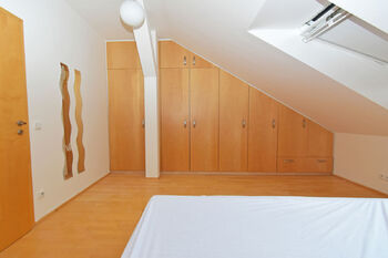 Ložnice s vestavnými šatními skříněmi a manželskou postelí.  - Pronájem bytu 3+kk v osobním vlastnictví 82 m², Praha 9 - Čakovice