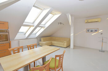 Kuchyňský kout, jídelní kout a obývací pokoj.  - Pronájem bytu 3+kk v osobním vlastnictví 82 m², Praha 9 - Čakovice