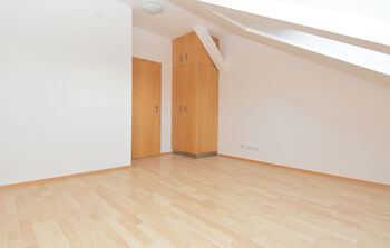 Ložnice / dětský pokoj s vestavnou šatní skříní..  - Pronájem bytu 3+kk v osobním vlastnictví 82 m², Praha 9 - Čakovice