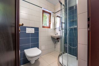 Koupelna v hostinském pokoji - Prodej domu 176 m², Radostice