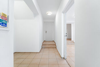 Chodba v komerční části - Prodej domu 176 m², Radostice