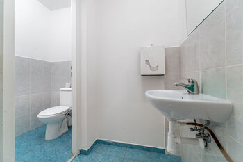Komerční část - toaleta - Prodej domu 176 m², Radostice