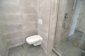 závěsné WC v koupelně - Pronájem bytu 2+kk v osobním vlastnictví 46 m², Praha 5 - Stodůlky