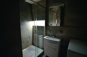 detail podsvícení ve sprše - Pronájem bytu 2+kk v osobním vlastnictví 46 m², Praha 5 - Stodůlky