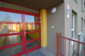 vstup do domu - Pronájem bytu 2+kk v osobním vlastnictví 46 m², Praha 5 - Stodůlky