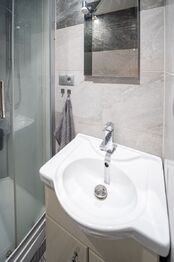 Koupelna - Pronájem bytu 1+kk v družstevním vlastnictví 27 m², České Budějovice