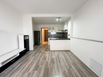 Obývací pokoj s kuchyňským koutem - Pronájem bytu 1+kk v družstevním vlastnictví 27 m², České Budějovice