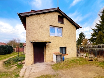 Zadní část domu s přístupem do oddělené kotelny - Prodej domu 245 m², Čistá