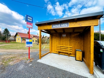 Autobusová zastávka pár kroků od domu - Prodej domu 245 m², Čistá