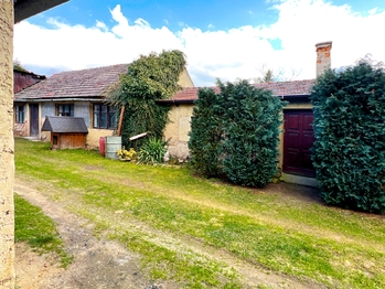 Vchod do druhého domu s číslem popisným - Prodej domu 245 m², Čistá