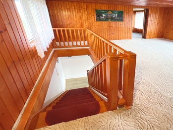 Schodiště vedoucí z obývacího pokoje do patra - Prodej domu 245 m², Čistá