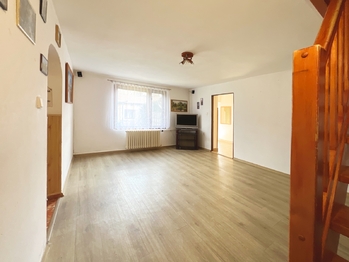 Prostorný obývací pokoj s průchodem do kuchyně  - Prodej domu 245 m², Čistá