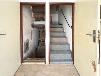 Dva oddělené vchody vedoucí do sklepa a půdního prostoru  - Prodej domu 245 m², Čistá