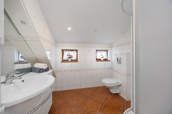 Koupelna a WC v podkroví - Prodej domu 121 m², Petroupim