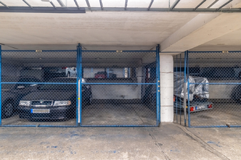 Parkvací stání - čelní pohled - Prodej garážového stání, Praha 4 - Podolí 