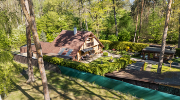 Záběr na pozemek a chatu v Kersku - Prodej chaty / chalupy 138 m², Hradištko