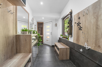 Moderně zařízená vstupní hala s dostatkem prostoru  - Prodej chaty / chalupy 138 m², Hradištko