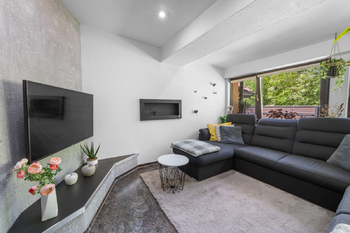 Moderně a elegantně zařízený obývací pokoj - Prodej chaty / chalupy 138 m², Hradištko