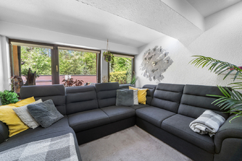 Nadčasový obývací pokoj s pohodlnou sedací soupravou - Prodej chaty / chalupy 138 m², Hradištko