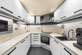 Moderně vybavená kuchyně s dostatkem prostoru  - Prodej chaty / chalupy 138 m², Hradištko