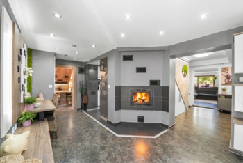Moderní interiér chaty, chodba a útulná kamna  - Prodej chaty / chalupy 138 m², Hradištko