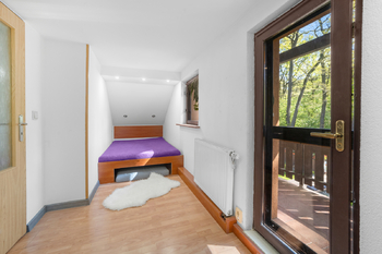 Ložnice se vstupem na balkon s nádherným výhledem - Prodej chaty / chalupy 138 m², Hradištko