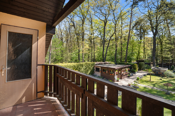 Výhled s balkonu do krásné zeleně a zahrady - Prodej chaty / chalupy 138 m², Hradištko