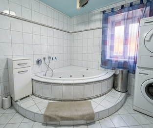 Koupelna s rohovou vanou - Pronájem bytu 3+kk v osobním vlastnictví 70 m², Husinec