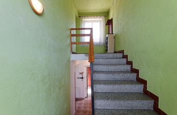 Schodiště do patra je z leštěného betonu - Prodej domu 150 m², Chodouň