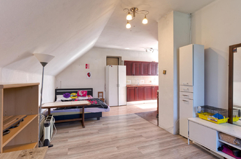 V pokoji v patře je kuchyňská linka - Prodej domu 150 m², Chodouň
