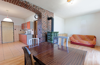 Pohled do jídelní části obýváku v přízemí domu - Prodej domu 150 m², Chodouň