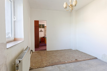 Z kuchyně je vstup do dalších místností - Prodej domu 150 m², Chodouň