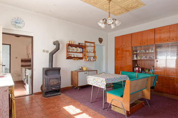 Všechny podlahy v domě jsou betonové s izolací - Prodej domu 150 m², Chodouň