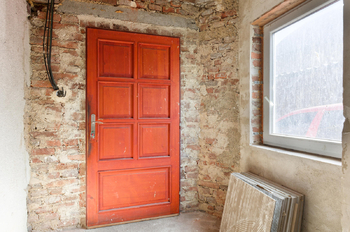 Vstupní dveře do domu jsou z masivu - Prodej domu 150 m², Chodouň