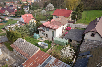 Pohled na dům ze zahrady - Prodej domu 150 m², Chodouň