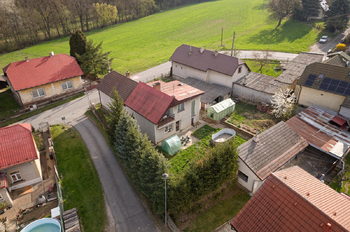 Na zahradu domu je přímý vstup z obýváku - Prodej domu 150 m², Chodouň