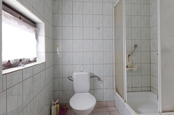 V přízemí domu je ještě další koupelna, která patří k původní části domu - Prodej domu 150 m², Chodouň