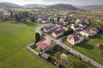 Chodouň je překrásná obec asi 10 km od Berouna - Prodej domu 150 m², Chodouň